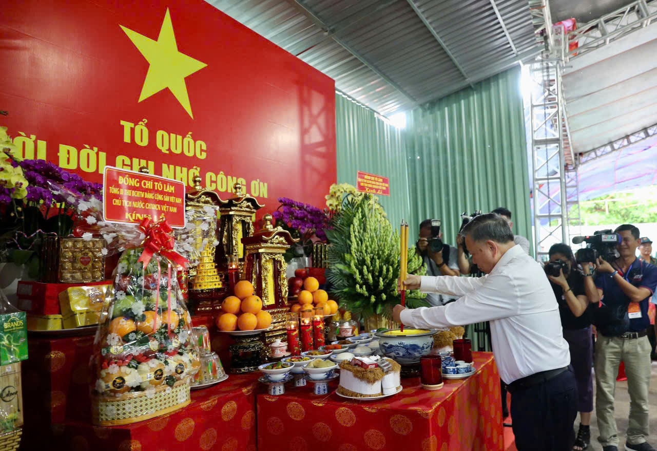 Tổng Bí thư, Chủ tịch nước Tô Lâm dâng hương tưởng niệm các Anh hùng liệt sĩ tại Công viên Lê Thị Riêng